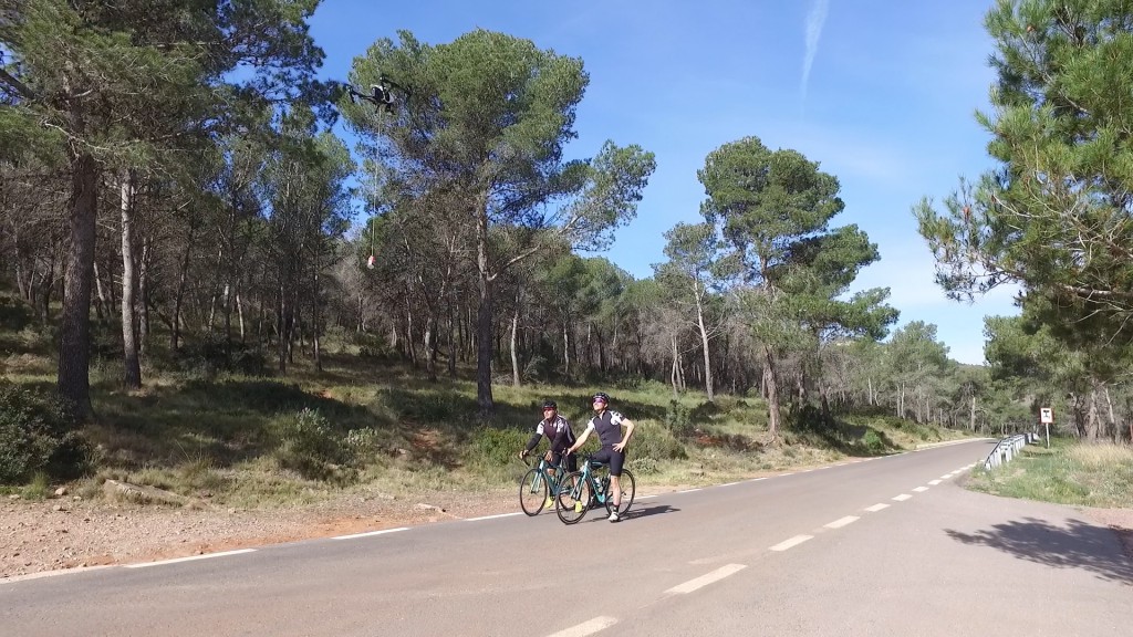 Vídeo con drones y ciclistas: avituallamiento aéreo